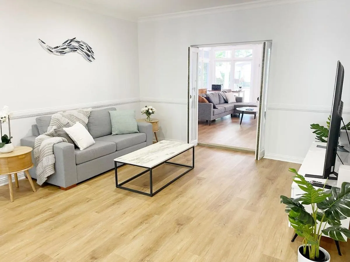Willow Garden Stays - Beachfront 4 Bedroom Luxury Holiday Home Kewarra Beach Australien