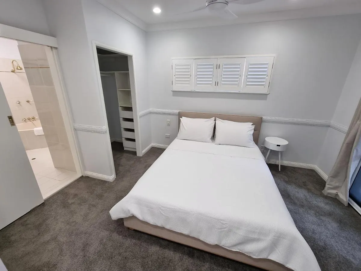 Willow Garden Stays - Beachfront 4 Bedroom Luxury Holiday Home Kewarra Beach