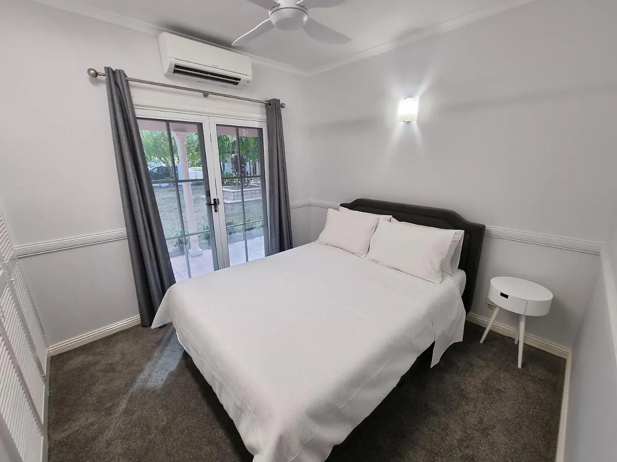 Willow Garden Stays - Beachfront 4 Bedroom Luxury Holiday Home Kewarra Beach Australien