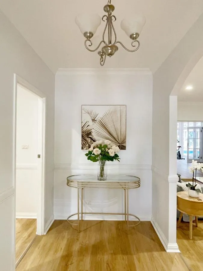 Willow Garden Stays - Beachfront 4 Bedroom Luxury Holiday Home Kewarra Beach
