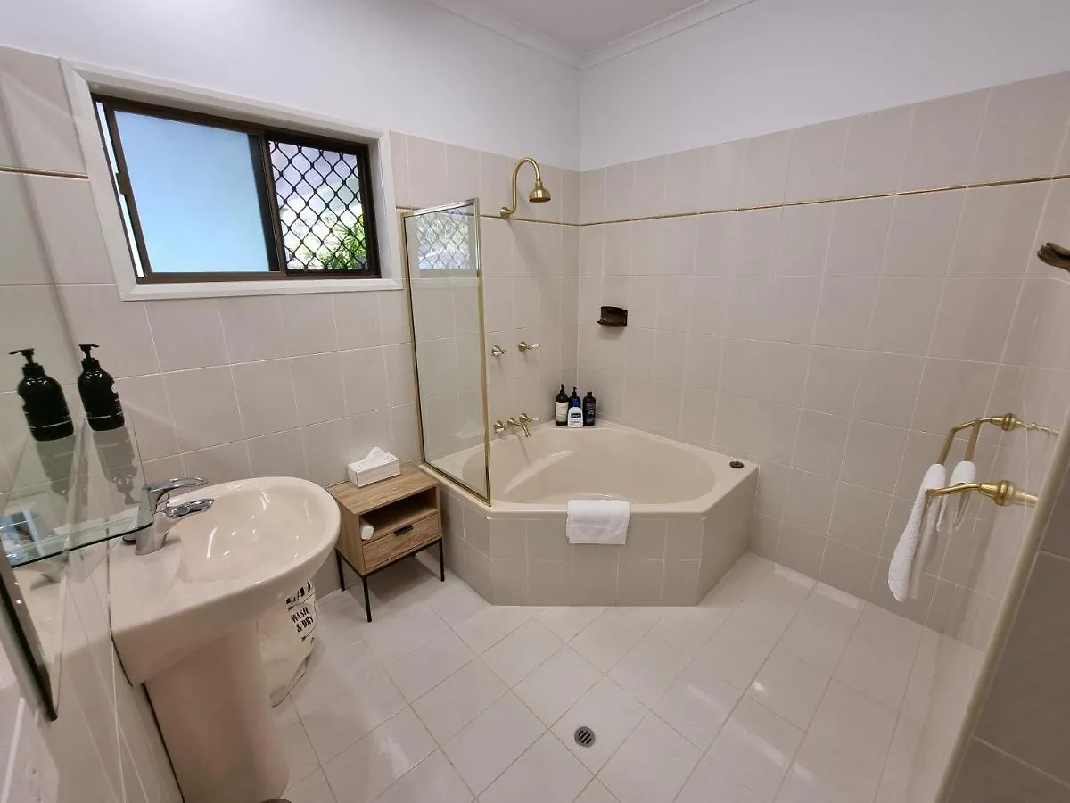 Willow Garden Stays - Beachfront 4 Bedroom Luxury Holiday Home Kewarra Beach
