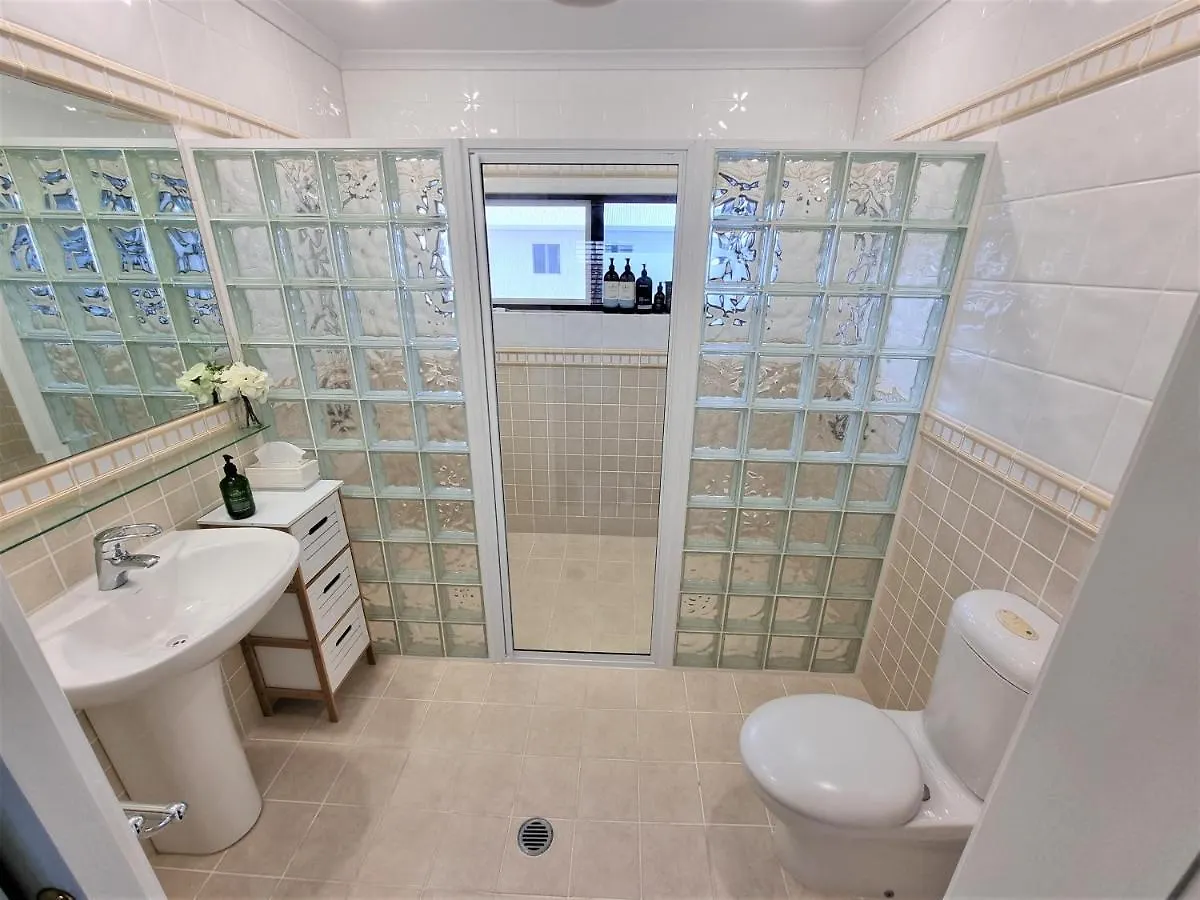 Willow Garden Stays - Beachfront 4 Bedroom Luxury Holiday Home Kewarra Beach 0*,