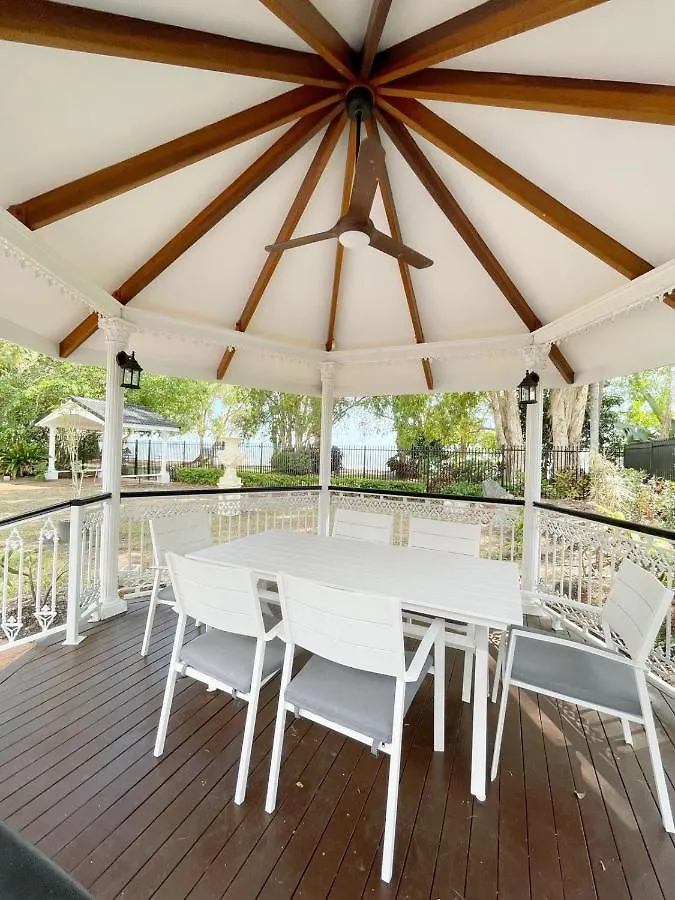 Willow Garden Stays - Beachfront 4 Bedroom Luxury Holiday Home Kewarra Beach 0*,