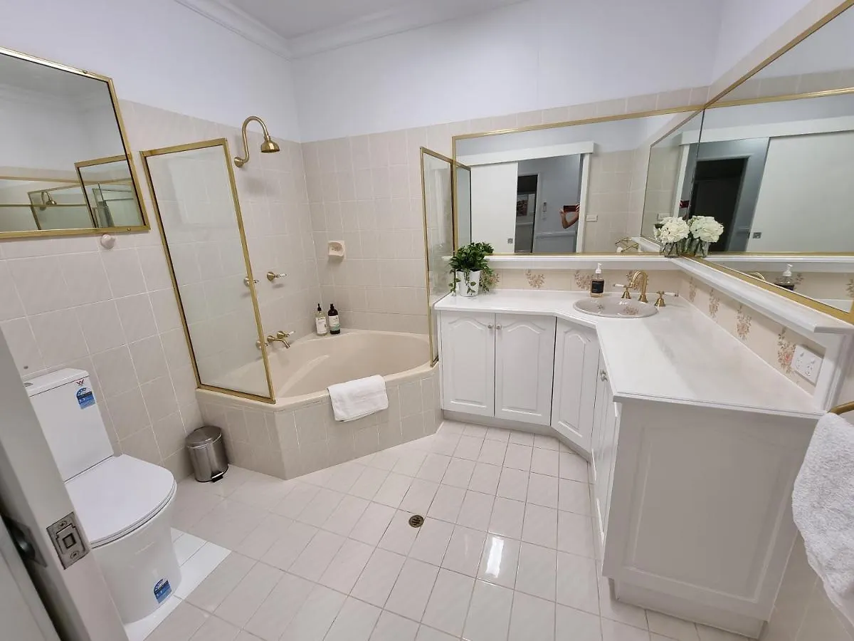 Willow Garden Stays - Beachfront 4 Bedroom Luxury Holiday Home Kewarra Beach 0*,  Australien