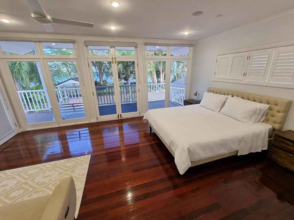 Willow Garden Stays - Beachfront 4 Bedroom Luxury Holiday Home Kewarra Beach