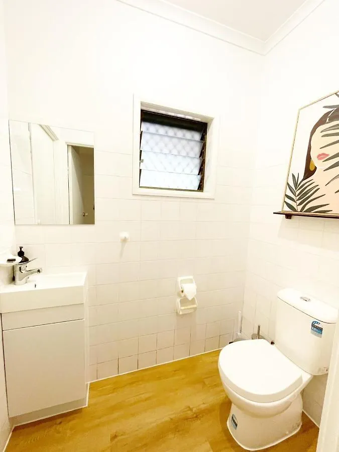 Willow Garden Stays - Beachfront 4 Bedroom Luxury Holiday Home Kewarra Beach
