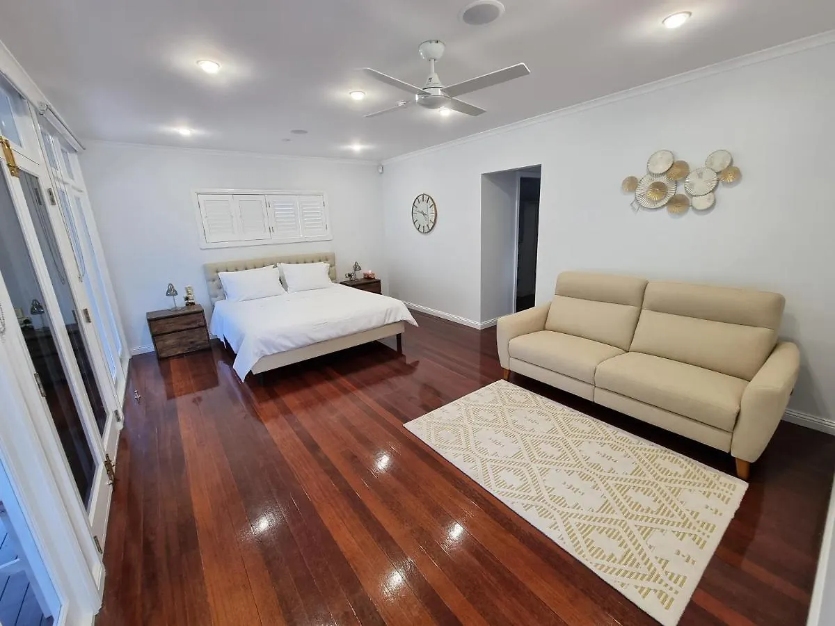 Willow Garden Stays - Beachfront 4 Bedroom Luxury Holiday Home Kewarra Beach