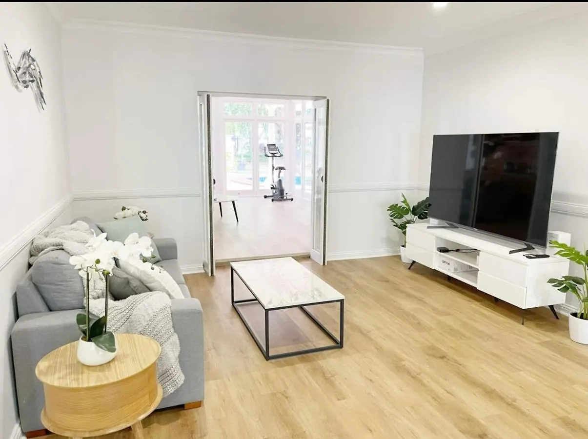 Willow Garden Stays - Beachfront 4 Bedroom Luxury Holiday Home Kewarra Beach