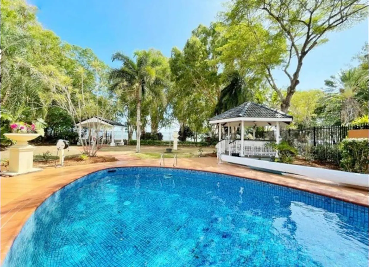 Willow Garden Stays - Beachfront 4 Bedroom Luxury Holiday Home Kewarra Beach Australien