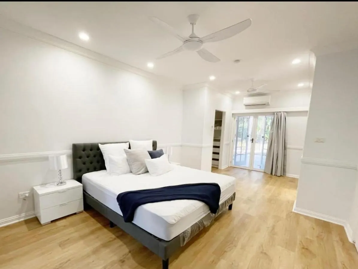 Willow Garden Stays - Beachfront 4 Bedroom Luxury Holiday Home Kewarra Beach 0*,  Australien