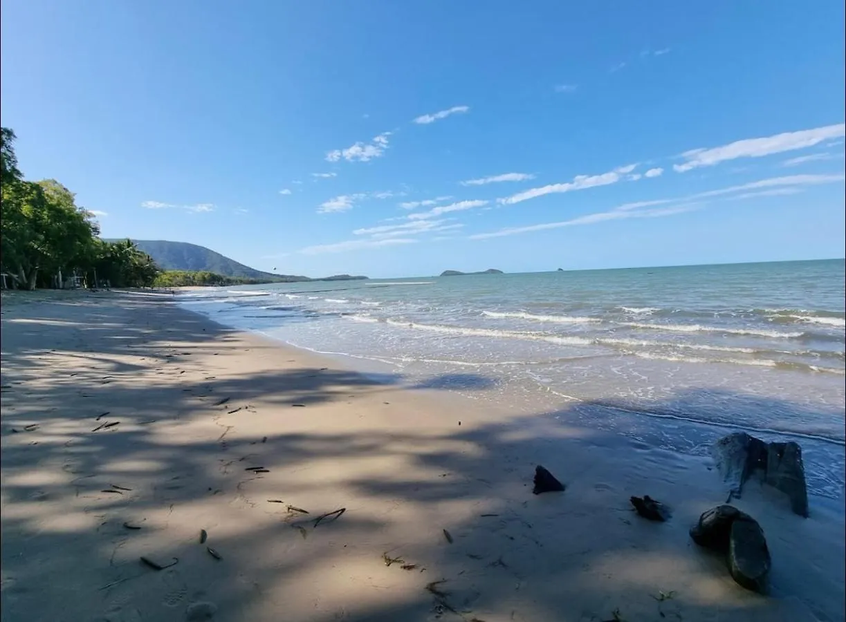 Willow Garden Stays - Beachfront 4 Bedroom Luxury Holiday Home Kewarra Beach