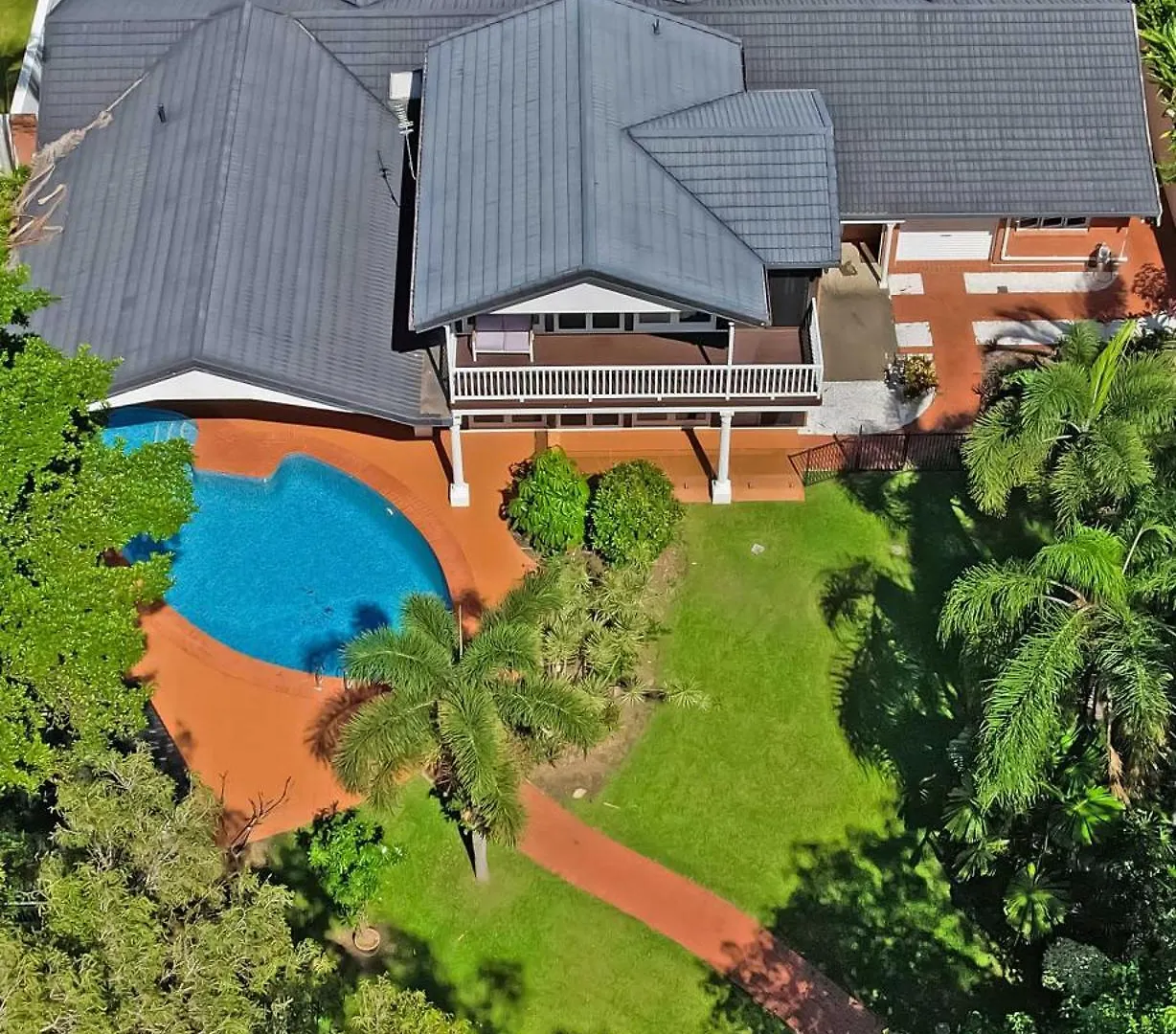 Willow Garden Stays - Beachfront 4 Bedroom Luxury Holiday Home Kewarra Beach