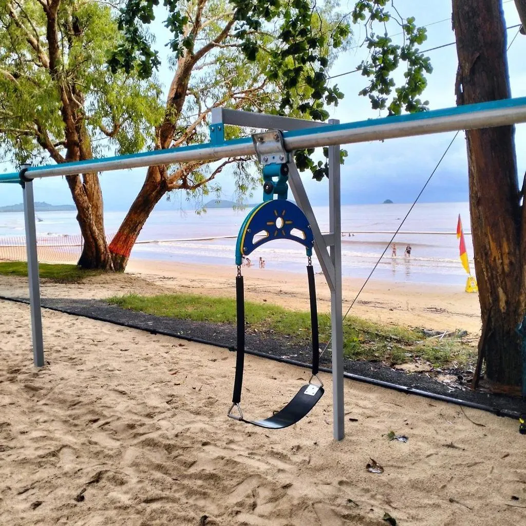 Willow Garden Stays - Beachfront 4 Bedroom Luxury Holiday Home Kewarra Beach