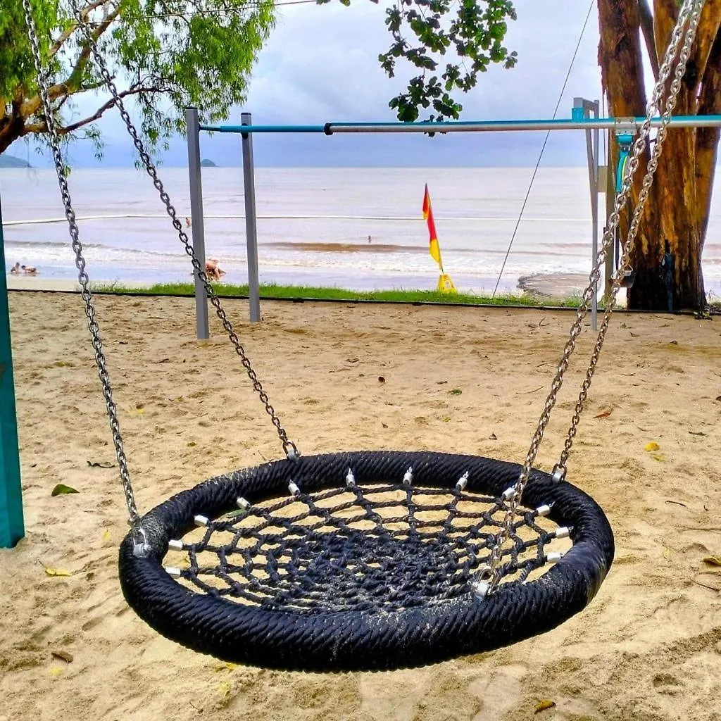 Willow Garden Stays - Beachfront 4 Bedroom Luxury Holiday Home Kewarra Beach