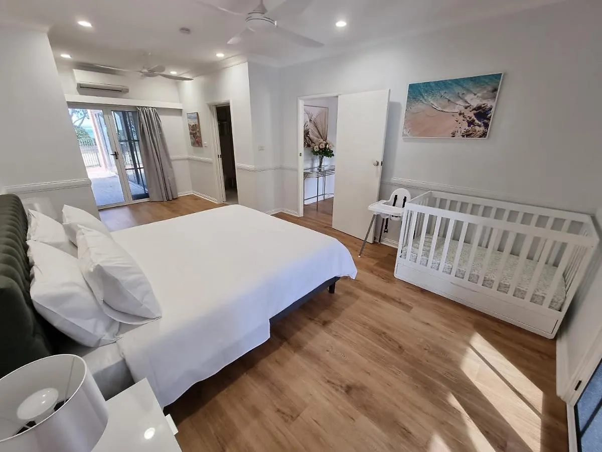 Willow Garden Stays - Beachfront 4 Bedroom Luxury Holiday Home Кьюарра-Бич Австралия