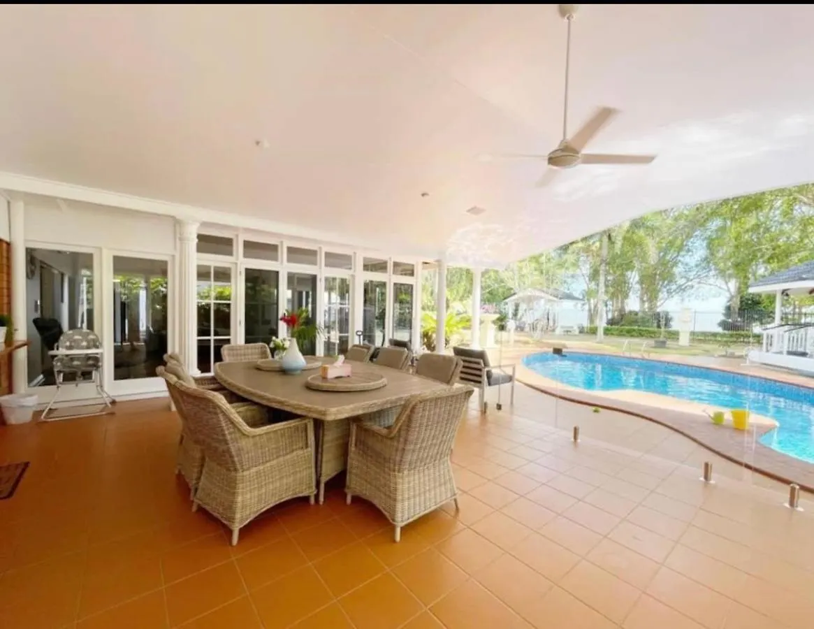 Willow Garden Stays - Beachfront 4 Bedroom Luxury Holiday Home Кьюарра-Бич