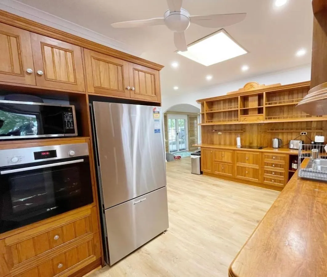 Willow Garden Stays - Beachfront 4 Bedroom Luxury Holiday Home Кьюарра-Бич