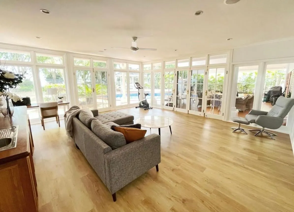 Willow Garden Stays - Beachfront 4 Bedroom Luxury Holiday Home Кьюарра-Бич